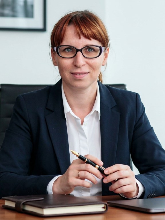 Софья Ручко за рабочим столом
